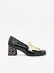 Scarpe in vernice nera con frange e tacco stampato.