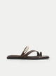 Sandalo basso marrone con dettaglio dorato minimalista.