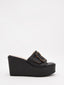 Sandalias de cuña negras con bebilla decorativa