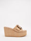 Sandalias de cuña beige con hebilla decorativa