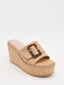 Sandalias de cuña beige con hebilla decorativa