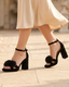 SANDALIAS DE PLATAFORMA NEGRO CON FLORES Y TACÓN ANCHO
