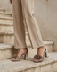 SANDALIAS DE PLATAFORMA BEIGE CON FLORES Y TACÓN ANCHO