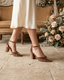 ZAPATOS DE SALÓN DE TERCIOPELO TAUPE CON CORREA