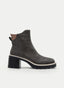 Botas curtas cinza com salto grosso e detalhe em marrom.
