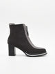 Botas cinza elegantes com detalhes metálicos e fechamento de AZR