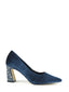 Zapato de salón azul terciopelo y tacón de pedredría