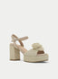 SANDALIA BEIGE FLOR YUTE TACÓN ANCHO