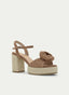 SANDALIA CAMEL FLOR YUTE TACÓN ANCHO