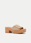 ZUECOS DE TACÓN MEDIO BEIGE CON HEBILLA DORADA