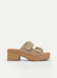 SANDALIA BEIGE DE PIEL CON TACÓN ANCHO Y HEBILLAS DORADAS