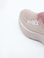 Zapatilla slip-on de punto knit en degradado rosa y beige con suela chunky ondulada en rosa claro y logo Nyrex en blanco.