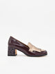 Scarpa in vernice bordeaux con frange e tacco stampato.