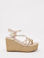 Sandalias doradas con cuña alta, plataforma trenzada y tiras metalizadas. Elegantes, cómodas y versátiles.