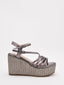Sandalias de cuña plomo metalizadas con plataforma trenzada y tiras cruzadas. Elegantes, cómodas y versátiles.