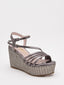 Sandalias de cuña plomo metalizadas con plataforma trenzada y tiras cruzadas. Elegantes, cómodas y versátiles.