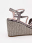 Sandalias de cuña plomo metalizadas con plataforma trenzada y tiras cruzadas. Elegantes, cómodas y versátiles.
