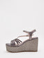 Sandalias de cuña plomo metalizadas con plataforma trenzada y tiras cruzadas. Elegantes, cómodas y versátiles.