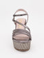 Sandalias de cuña plomo metalizadas con plataforma trenzada y tiras cruzadas. Elegantes, cómodas y versátiles.