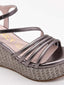Sandalias de cuña plomo metalizadas con plataforma trenzada y tiras cruzadas. Elegantes, cómodas y versátiles.