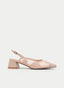 Zapato de mujer destalonado en tono nude, con punta fina, laterales en mesh transparente decorado con círculos del mismo color y correa ajustable en el talón. Tacón medio cuadrado a juego en tono nude.